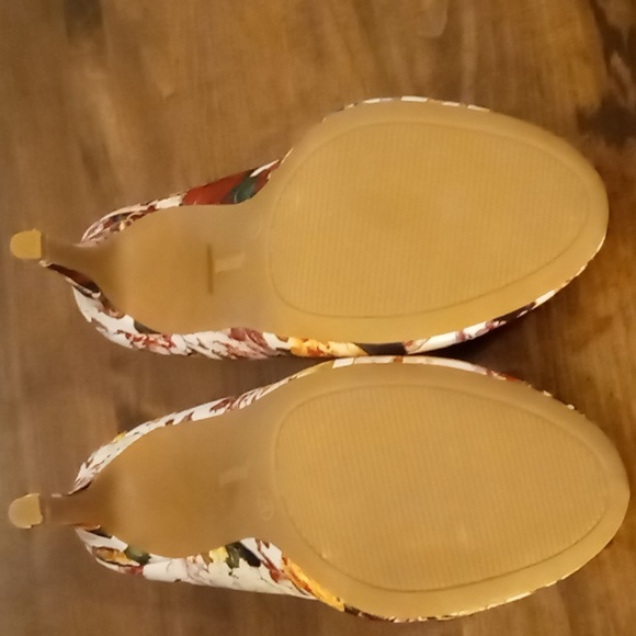 Bamboo Faux Leather Flowered High Heels 7.5 - Picture 8 of 8